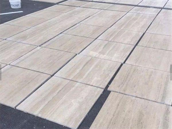 بلاط الترافرتين الأبيض