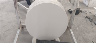 سطح طاولة من الرخام الأبيض مستدير